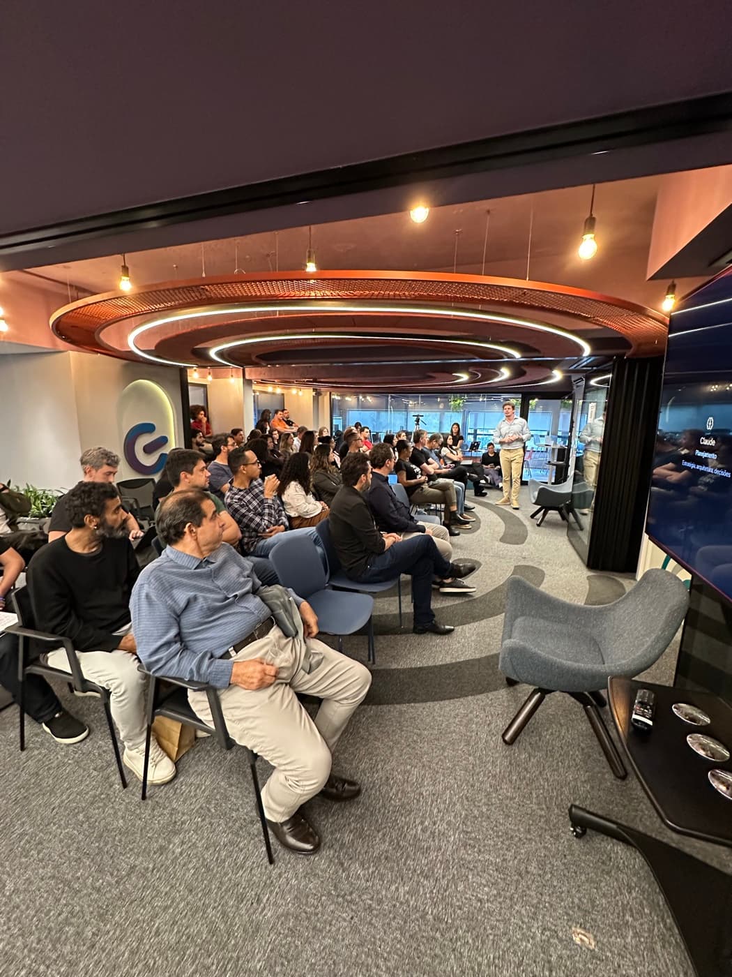 Luis Roquette conduzindo treinamento corporativo de IA com automações ao vivo